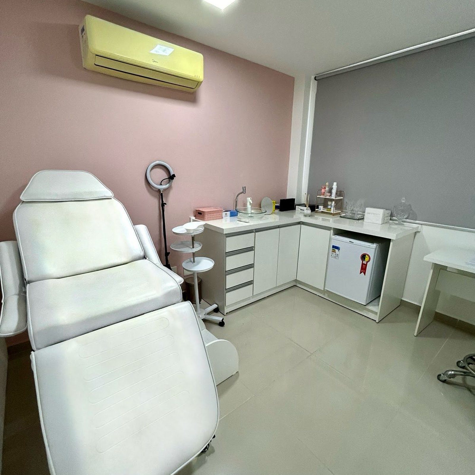 Sala de procedimento da Yaqar Clinique com maca branca e bancada